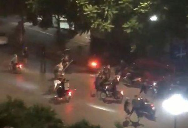 Clip: Hang chuc thanh nien hon chien gay nao loan pho Ha Noi