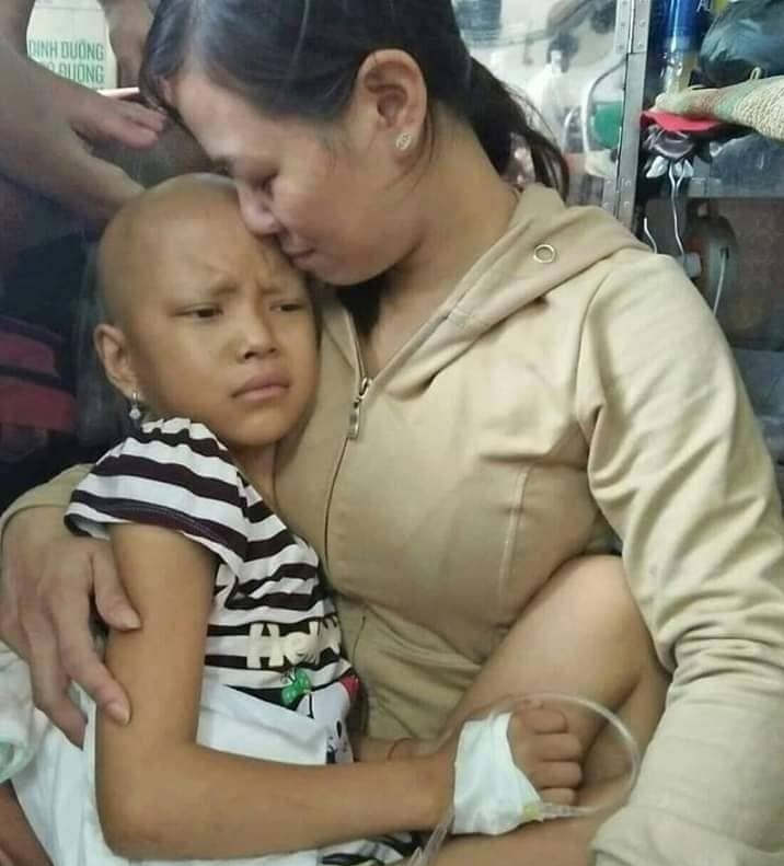 Xot xa hoan canh chau be 10 tuoi mac benh ung thu co tu cung