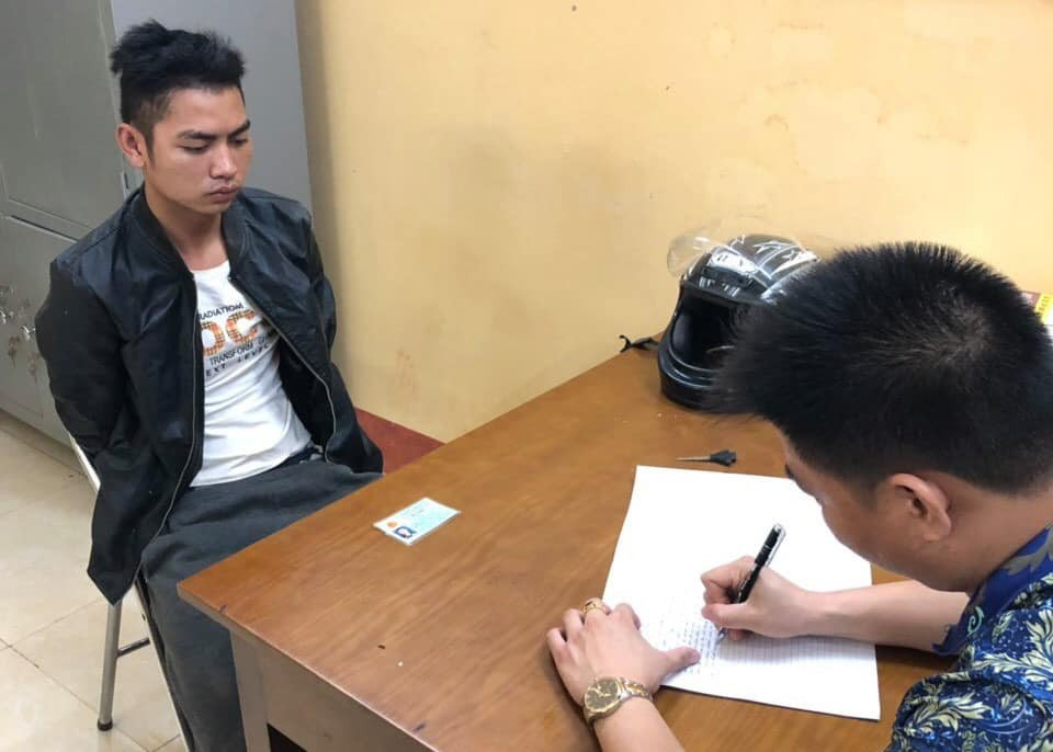 Theo khai nhận ban đầu của 2 nghi can sát hại tài xế Grab, khoảng 21h tối ngày 26/9, Giáp cùng Trường đến khu vực cổng Bến xe Mỹ Đình để uống nước.