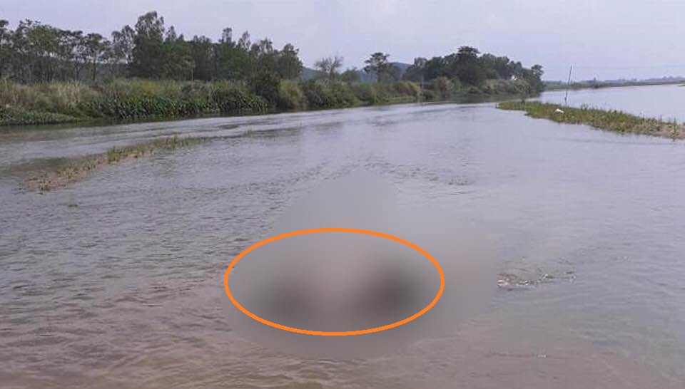 Thi the nguoi dan ong dang phan huy troi tren song Kon