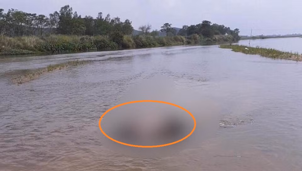 Thi the nguoi dan ong dang phan huy troi tren song Kon