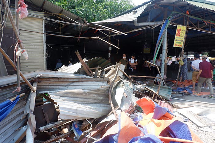 Hiện các lực lượng đang phối hợp cùng các tiểu thương dọn dẹp hiện trường, thống kê thiệt hại và điều tra làm rõ nguyên nhân gây cháy.
