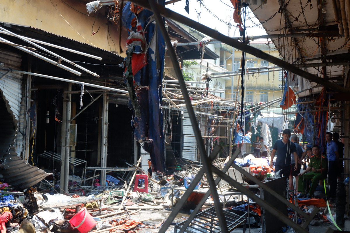 Hàng hóa đã bị thiêu rụi hoàn toàn.