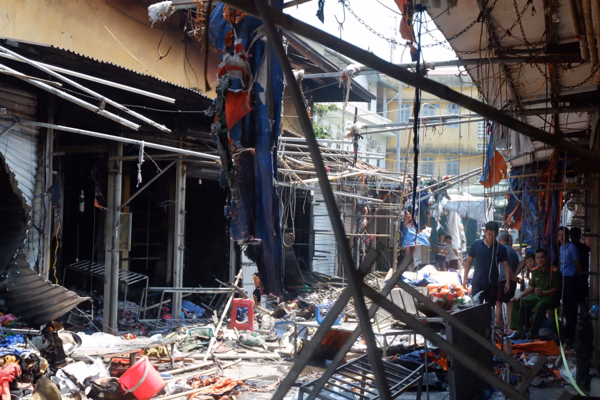 Hàng hóa đã bị thiêu rụi hoàn toàn.