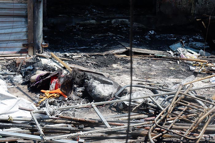 Theo một số người dân sống ở gần khu vực trên cho biết, khi xảy ra cháy rất nhiều tiểu thương vẫn còn đang ngủ. May mắn đã được mọi người ở phía bên ngoài đã hô hào nên nhiều tiểu thương thoát chết.