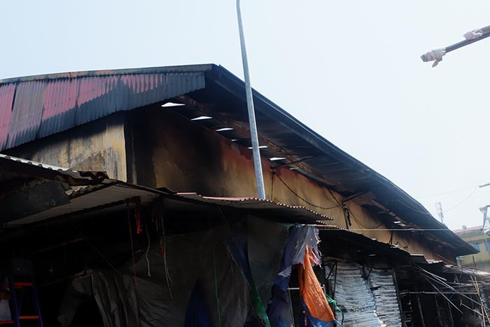 Được biết, Đội Cảnh sát giao thông (CSGT) số 15 Phòng CSGT thành phố Hà Nội và Công an huyện Đông Anh phối hợp phân luồng giao thông từ xa, bảo đảm để các xe chữa cháy nhanh chóng tiếp cận hiện trường.