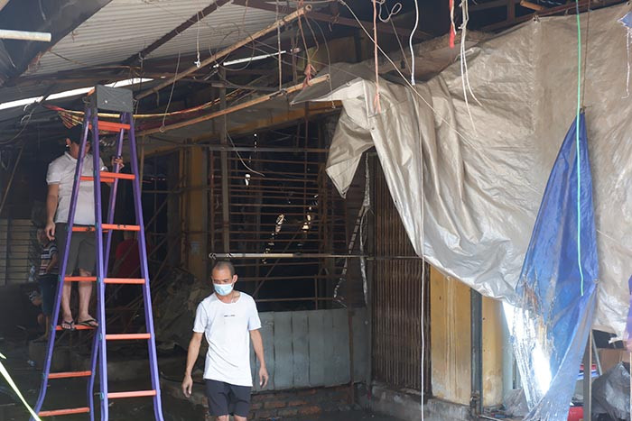 Một vài tiểu thương đang sửa chữa lại ki ốt của mình.