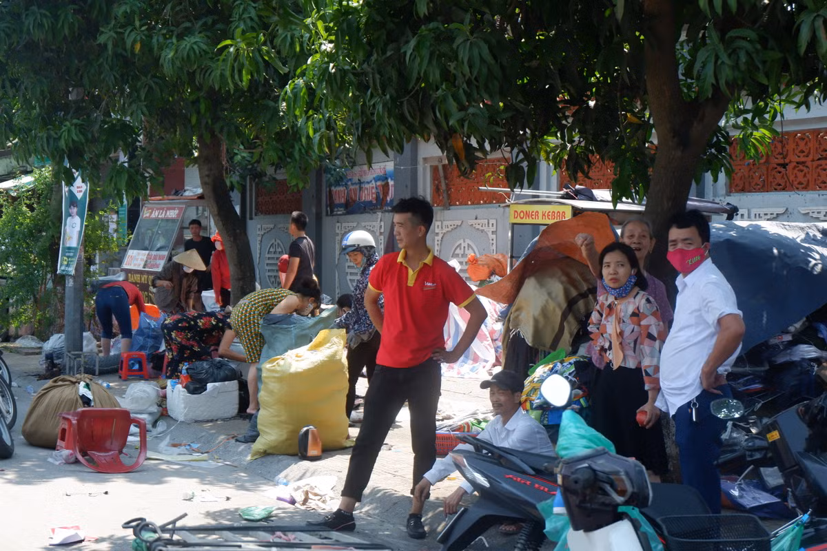 Một vài tiểu thương có ki ốt ở ngoài nên may mắn lấy ra ngoài toàn bộ tài sản của mình.