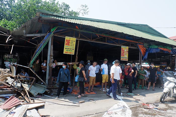 Tại hiện trường có rất nhiều người dân hiếu kì đến xem.