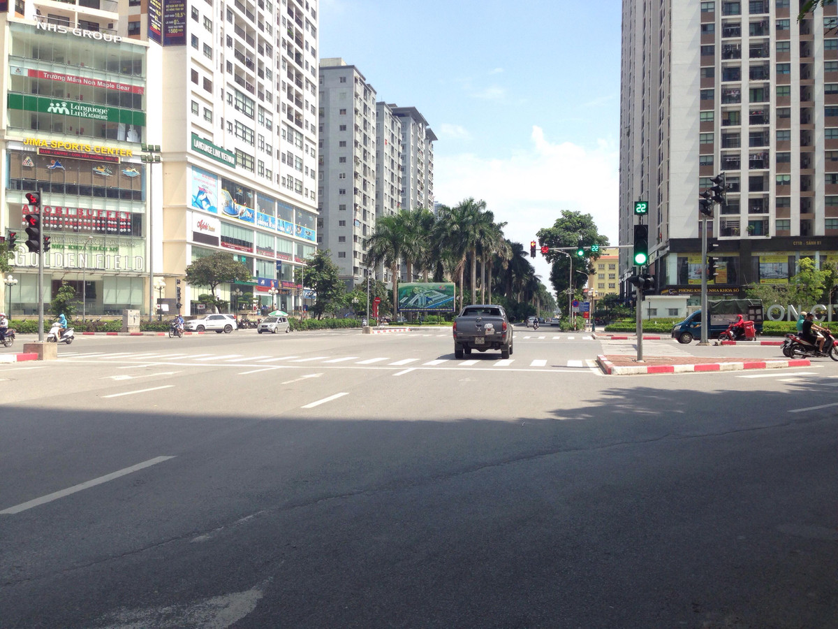 Ghi nhận của PV Kiến Thức sáng ngày Quốc khánh 2/9, tại nhiều tuyến đường như Phạm Hùng, Xuân Thủy, Trương Định, Nguyễn An Ninh, Nguyễn Cơ Thạch... mật độ phương tiện giao thông di chuyển qua đây rất ít, thỉnh thoảng lác đác một vài chiếc xe máy, ô tô và xe buýt đi lại.