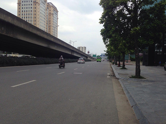 Còn tại tuyến đường Phạm Hùng theo ghi nhận vào ngày 30/31 tháng 8 lưu lượng xe tại nơi đây cũng rất đông những giờ cao điểm trở lên ùn tắc cục bộ thì đến sáng nay 2/9 lượng phương tiện qua đây trở lên thưa thớt.