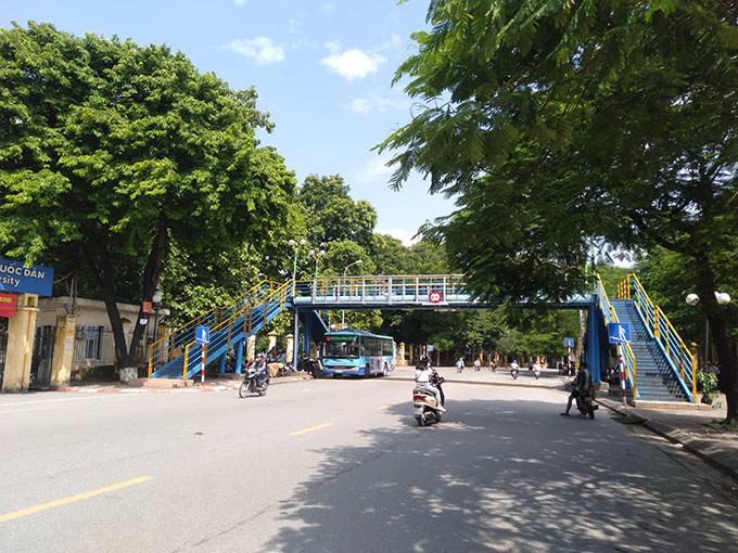 Đường Trần Đại Nghĩa được biết đến có 2 trường Đại học với lượng sinh viên khá lớn là trường Kinh Tế Quốc Dân, Bách Khoa với lượng sinh viên qua lại nơi đây ngày thường rất đông. Tuy nhiên, hôm nay là ngày nghỉ lễ nên cũng ít thấy người, phương tiện đi qua nơi đây.