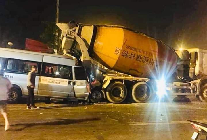 Danh tinh tai xe xe dua don hoc sinh truong Gateway dam vao xe bon