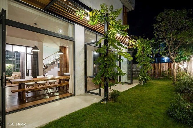 Nắng gắt bị phân tán bởi cây xanh.