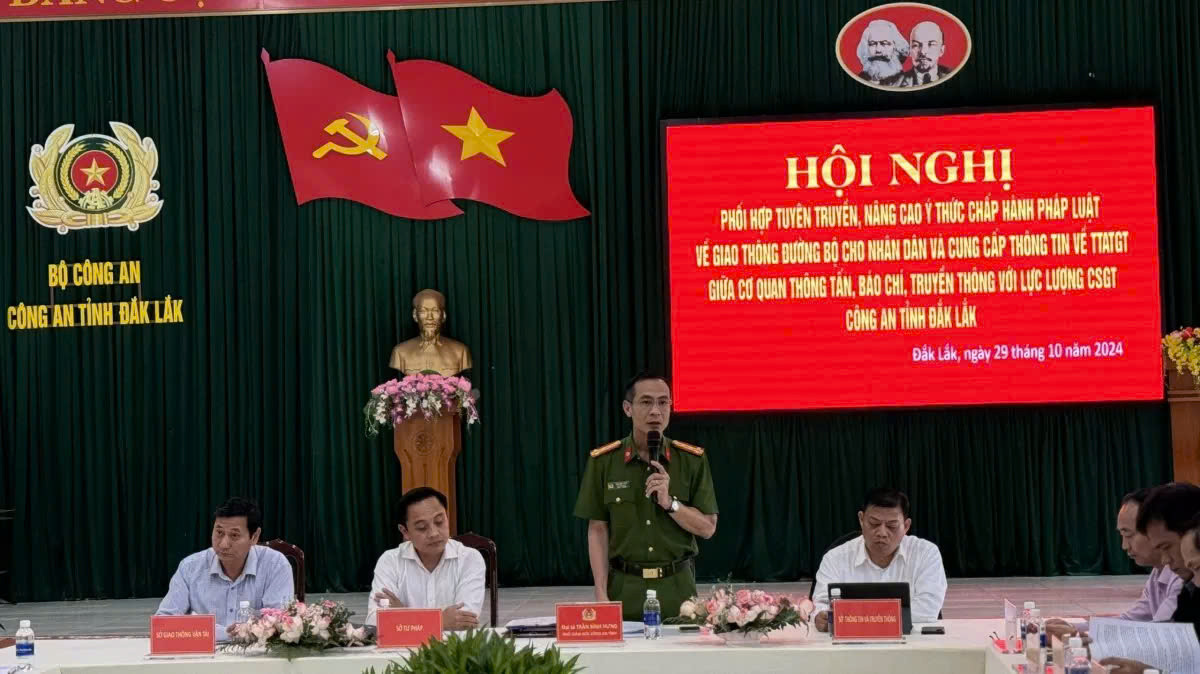 Công an Đắk Lắk tuyên truyền pháp luật về trật tự ATGT Cong an Dak Lak tuyen truyen phap luat ve trat tu ATGT