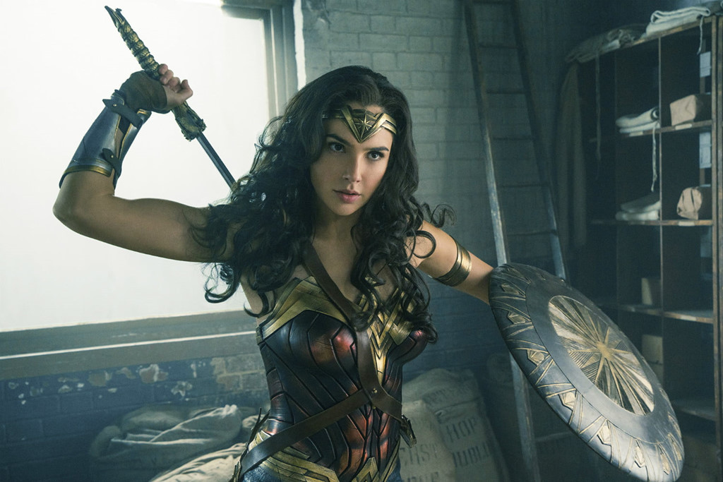Wonder Woman trong Wonder Woman: Sau màn ra mắt ấn tượng trong Batman v Superman: Dawn of Justice, Gal Gadot tỏa sáng ở Wonder Woman với sự mạnh mẽ và quyến rũ. Siêu anh hùng Wonder Woman của cựu hoa hậu Israel được đánh giá là điểm sáng lớn nhất của Vũ trụ Điện ảnh DC (DCEU). Phá vỡ hàng loạt kỷlục về phòng vé, vực dậy cả một vũ trụ điện ảnh siêu anh hùng, nàng công chúa chiến binh người Amazon đã xóa bỏ mọi hoài nghi của nền công nghiệp điện ảnh về các bom tấn lấy nữ hùng làm tâm điểm. Sự xuất hiện của nàng giống như luồng gió mới thổi tới dòng phim siêu anh hùng vốn bị “thống trị” bởi phái mạnh suốt bấy lâu nay.