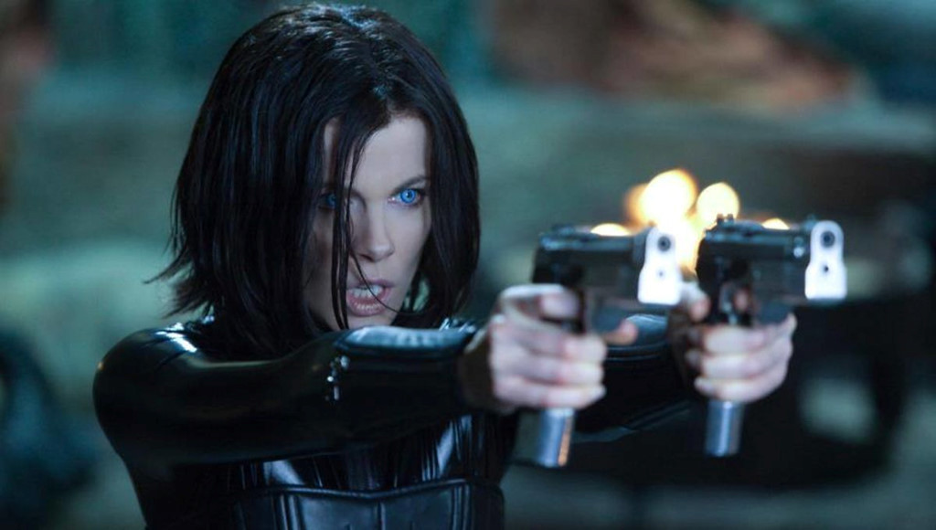 Selene trong loạt Underworld: Trên thực tế, Selene của Kate Beckinsale trong series Underworld được lấy cảm hứng từ nhân vật cùng tên trong bộ truyện tranh X-Men nổi tiếng của Marvel. Bên cạnh siêu năng lực quý hiếm, nàng ma cà rồng hàng trăm tuổi còn khiến người xem phải mê mẩn bởi nhan sắc vừa ma mị, bí ẩn, vừa sắc sảo, quyến rũ trong bộ đồ da bó sát màu tối. Gương mặt lạnh lùng phảng phất nét u sầu với những đòn đánh thâm hiểm, ra tay dứt khoát càng khiến Selene trở nên cuốn hút trong mắt khán giả.