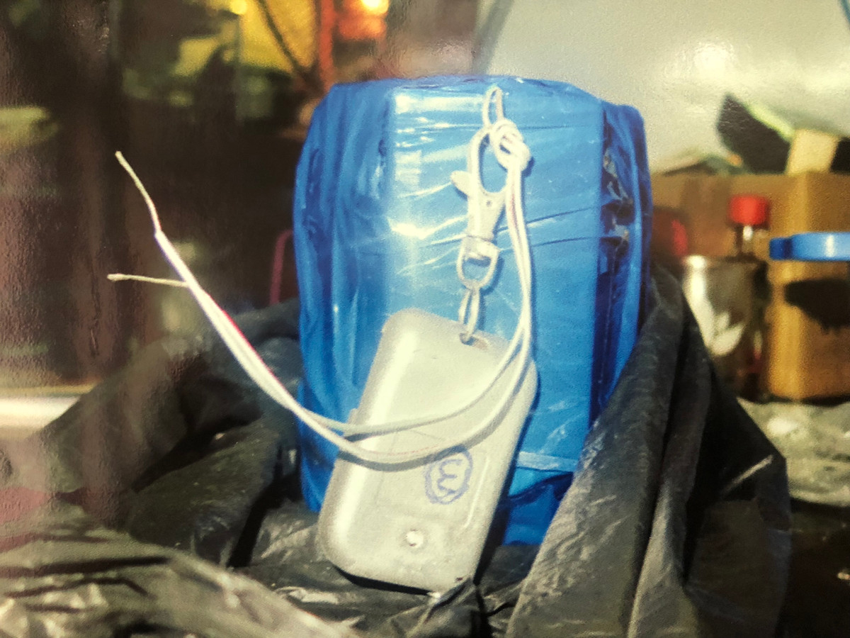 Bằng nghiệp vụ tinh nhuệ, lực lượng Công an đã tiếp cận bắt giữ Khanh, đồng thời thu giữ 38 kíp nổ, 8 quả nổ tự chế đã được chế tạo thành công. Điều nguy hiểm nhất là số lượng hơn 10kg thuốc nổ TNT được đối tượng Thành đặt xung quanh nhà cũng đã được lực lượng Công an khống chế, thu giữ an toàn.