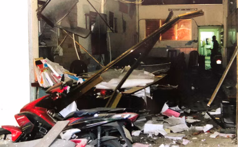 Hiện trường sau vụ nổ tại trụ sở Công an phường 12, quận Tân Bình.