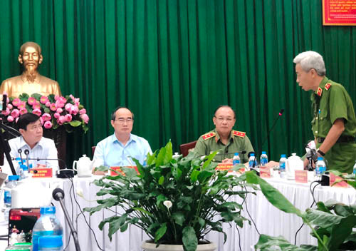 Ban giám đốc Công a TPHCM báo cáo với bí thư Thành ủy, chủ tịch UBND TPHCM về quá trình phá nhanh vụ án khủng bố.