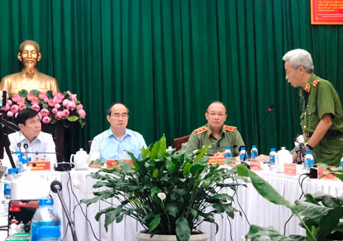Ban giám đốc Công a TPHCM báo cáo với bí thư Thành ủy, chủ tịch UBND TPHCM về quá trình phá nhanh vụ án khủng bố.