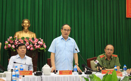 Bí thư Thành ủy Nguyễn Thiện Nhân cám ơn lực lượng Công an TP trong thời gian gần đây phát huy tốt năng lực, hi sinh nhiều để đảm bảo cho TP hoà bình, phát triển về kinh tế.