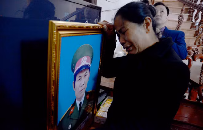 Bà Vi Thị Cú khóc nghẹn khi kể về hành trình kêu oan của chồng.