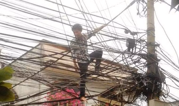 Ngay khi nhận tin báo, lực lượng cứu nạn – cứu hộ thuộc Phòng cảnh sát PCCC quận 9 (Cảnh sát PCCC TP HCM) phải điều một xe cứu hộ và một xe thang cùng nhiều cán bộ chiến sĩ đến hiện trường.