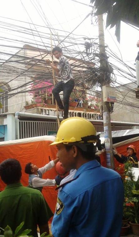 Sau nhiều giờ thuyết phục, cũng như thấy Cảnh sát, nam thanh niên đã tự xuống bằng chiếc thang tre của lực lượng cứu hộ.