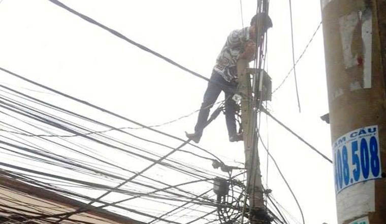 Người này liên tục la hét khiến người dân hốt hoảng gọi điện báo cơ quan chức năng.