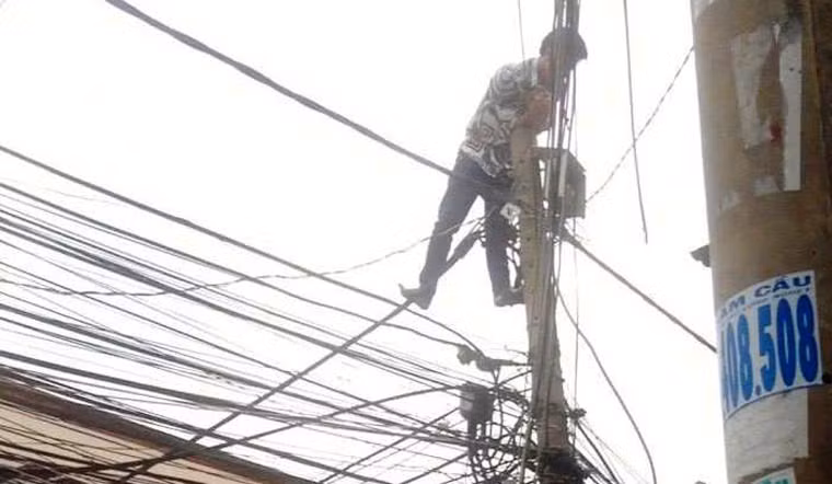 Người này liên tục la hét khiến người dân hốt hoảng gọi điện báo cơ quan chức năng.