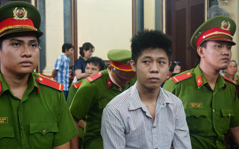 Bị truy tố ở khung hình phạt cao nhất lên đến tử hình, bị cáo được tòa chỉ định luật sư bào chữa là ông Phạm Trần Huy, thuộc đoàn luật sư TP HCM.