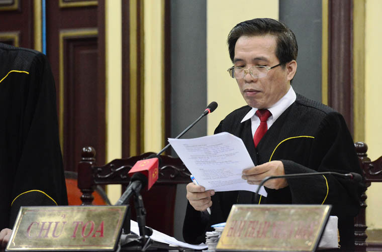 Đúng 8h40 cùng ngày, thẩm phán Trương Công Huấn, chủ tọa phiên tòa đã thay mặt HĐXX khai mạc phiên tòa.