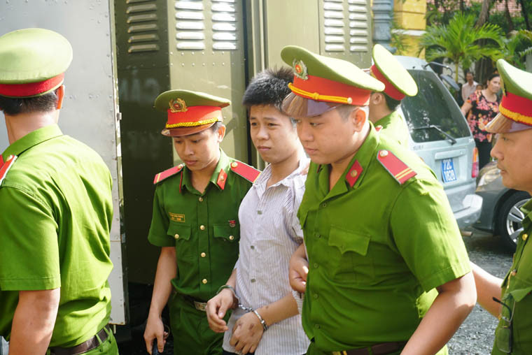 Lực lượng Cảnh sát bảo vệ đưa bị cáo Nguyễn Hữu Tình vào Tòa.