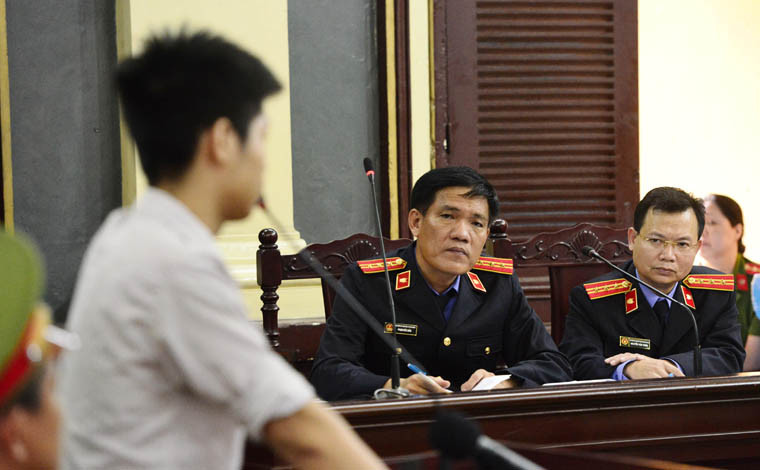 Đại diện VKS nhân dân TP HCM công bố cáo trạng và xác định hành vi giết 5 người gồm 2 vợ chồng ông Mai Xuân Chinh và bà Mai Thị Hồng cùng 3 người con nhỏ của ông Chinh, bà Hồng. Sau khi gây thảm án, Tình cướp một số tài sản rồi bỏ trốn.