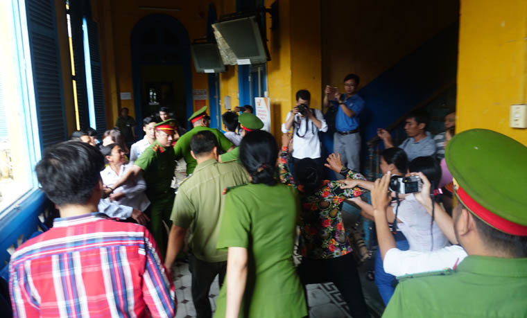 Người thân của các nạn nhân tỏ ra vô cùng bức xúc trước hành vi tội ác của bị cáo Tình.