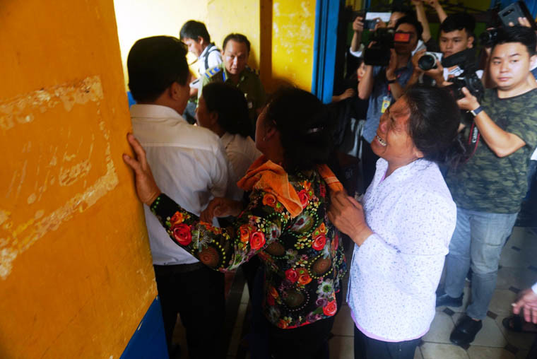 Nhiều người gào khóc thảm thiết, thậm chí có không ít người muốn lao vào "cấu xé" kẻ sát nhân 18 tuổi nhưng đã được lực lượng Cảnh sát, bảo vệ Tòa án can thiệp, giữ trật tự.