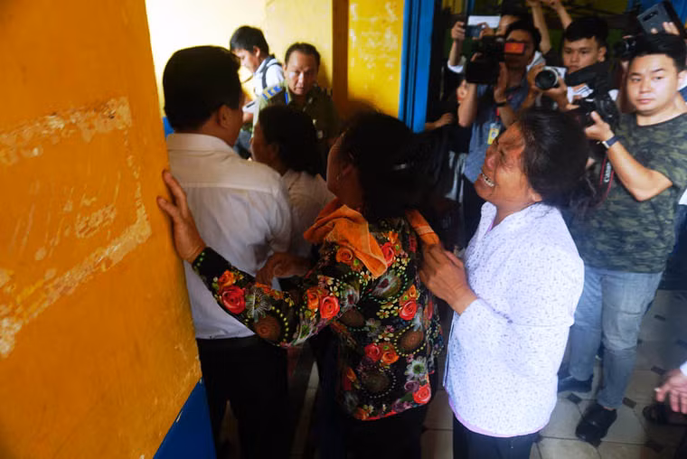 Nhiều người gào khóc thảm thiết, thậm chí có không ít người muốn lao vào "cấu xé" kẻ sát nhân 18 tuổi nhưng đã được lực lượng Cảnh sát, bảo vệ Tòa án can thiệp, giữ trật tự.