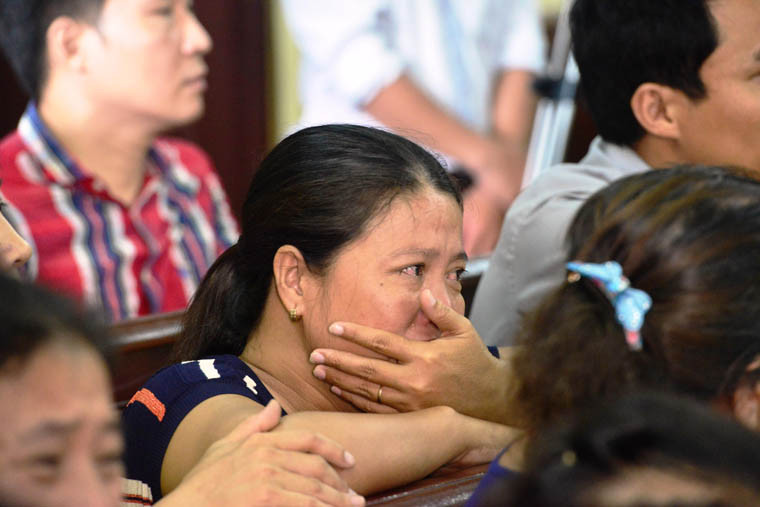 Người thân của các nạn nhân khóc nghẹn tại phiên tòa xét xử vụ thảm sát 5 người ở Bình Tân.