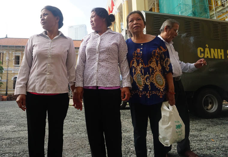 Ngay từ sáng sớm, rất đông người thân của các nạn nhân đã có mặt tại sân tòa án TP HCM để tham gia phiên xét xử.