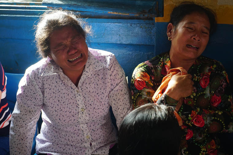 Nỗi đau không thể tả trên gương mặt của người thân gia đình các nạn nhân.