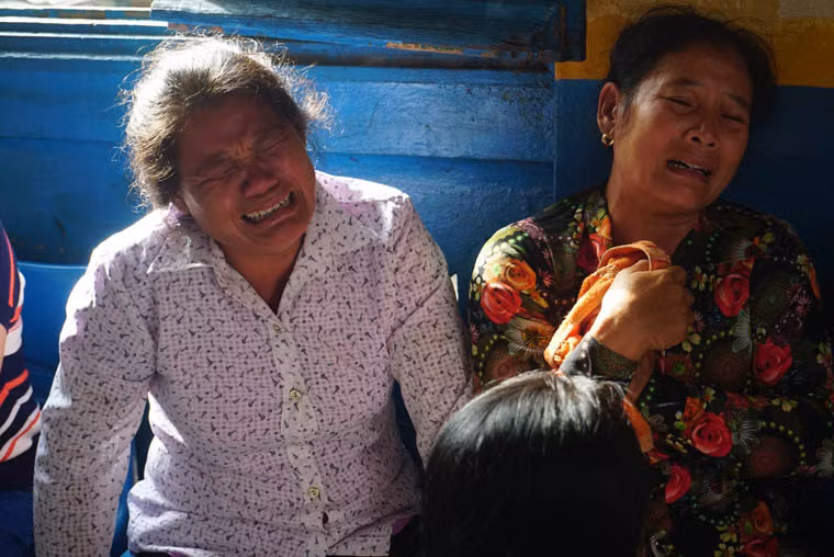 Nỗi đau không thể tả trên gương mặt của người thân gia đình các nạn nhân.