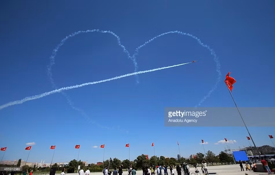 Máy bay tiêm kích F-5 của Không quân Thổ Nhĩ Kỳ vẽ hình mũi tên đâm xuyên trái tim trên bầu trời.