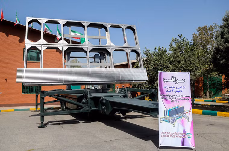 Thông thường, việc nghiên cứu hệ thống radar mới ở Nga hay Mỹ mất nhiều thời gian, lên tới vài năm thậm chí hơn. Nhưng ở Iran, hàng năm nước này sản sinh liên tục hàng loạt kiểu radar khác nhau. Chính vì vậy, có rất nhiều nghi vấn với các hệ thống radar này. Ảnh: Hệ thống radar thám sát Moragheb 3 tham số.