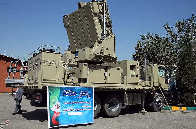 Truyền thông và Quân đội Iran luôn tuyên bố rằng các hệ thống radar phòng không tối tân, hiện đại, sở hữu nhiều tính năng hiện đại. Ảnh: Đài radar mạng pha chủ động Hafez đặt trên khung gầm xe bánh lốp 6x6.