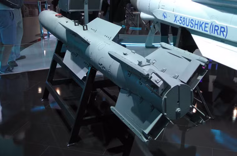 Vũ khí dẫn đường không rõ tên gọi dài 3,2m, đường kính thân 255mm, phù hợp với việc mang vác trong thân máy bay tàng hình.