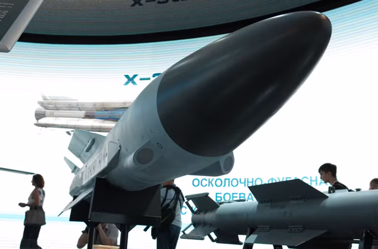 Cận cảnh tên lửa chống radar X-58USHKE/IIR - biến thể cải tiến của mẫu X-58 được thiết kế phù hợp với khoang chứa trong thân tiêm kích tàng hình Su T-50 và giá treo ngoài Su-35, Su-34 và Su-30. Biến thể IIR sử dụng hai cảm biến ảnh nhiệt giúp tên lửa có thể tấn công mục tiêu trong trường hợp đài radar địch tắt sóng.