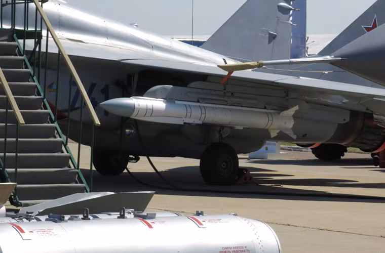 Vũ khí tấn công đa năng GROM treo trên tiêm kích MiG-35. GROM gồm 2 biến thể: Tên lửa hành trình GROM E1 mang đầu đạn 300kg và bom liệng thông minh GROM E2 mang đầu đạn 450kg.