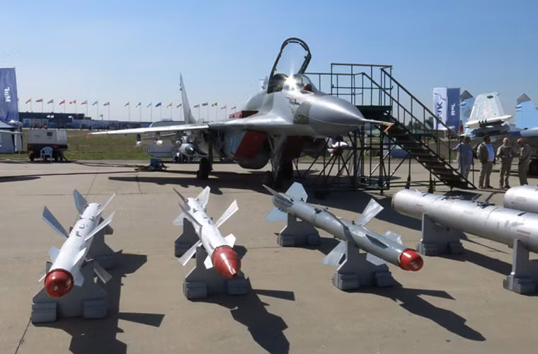 Dàn vũ khí tối tân của tiêm kích MiG-29SMT tại MAKS 2015 gồm: tên lửa chống hạm Kh-31 (treo bên phải dưới cánh); tên lửa đối đất Kh-29TE (treo trái cánh); hai tên lửa không đối không tầm trung - xa R77 (RVV-AE) treo dưới cánh và 3 quả đạn R-27 nằm phía trước.