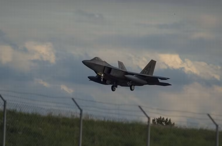 Một chiếc F-22 đang chuẩn bị hạ cánh xuống Lask.